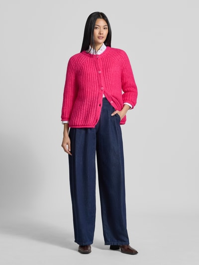 Frauenmodel trägt Relaxed Fit Cardigan mit Mohair-Anteil von Smith and Soul in Strick-Optik, leuchtend pink, Rundhalsausschnitt, 3/4-Arm, ganzkörperansicht von vorne.