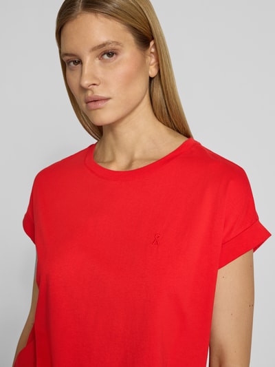 Frauenmodel trägt Loose Fit T-Shirt aus reiner Baumwolle Modell 'IDAARA' von Armedangels, unifarben, Feinripp, Nahaufnahme Oberkörper.