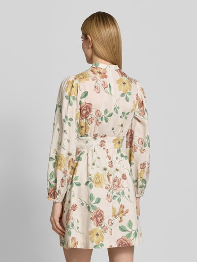 Frauenmodel trägt Minikleid aus Leinen mit Knopfleiste und Serafino-Kragen von Jake*s Collection mit floralen Mustern, Rückenansicht, A-Linie, Ballonärmel, reine Leinenstruktur, Rückenlänge 90 cm, Brustweite 50 cm, Ärmellänge 62 cm. Ganzkörperansicht Rückansicht.
