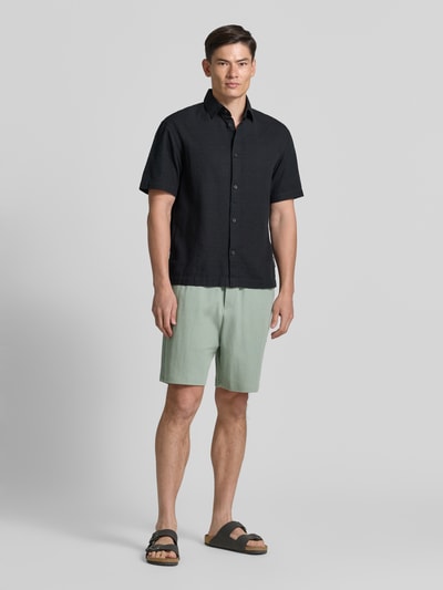 Männermodel trägt Relaxed Fit Sweatshorts aus reiner Baumwolle von Tom Tailor Denim in Optik: Unifarben, Materialverarbeitung: Rippstrick, Mid Waist, seitliche Eingrifftaschen, Gesäßtasche, Bundabschluss: elastisch, Ganzkörperansicht von vorne