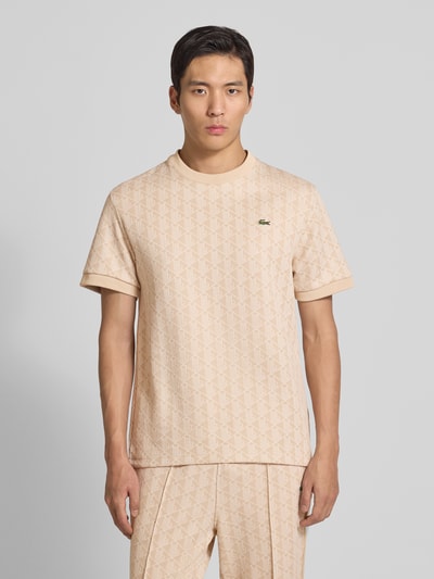 Mannelijk model draagt Regular Fit T-shirt met katoen-aandeel van Lacoste, look: effen, L-monogrammotief, logopatch, ronde hals, korte mouw, mouwboord, Ganzkörperansicht van voren.