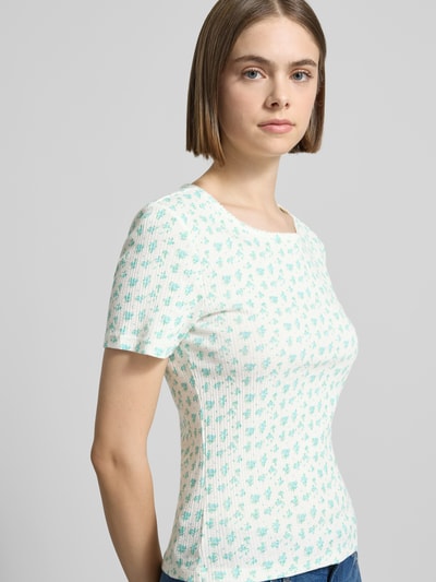 Frauenmodel trägt Damen T-Shirt von Pieces, Modell 'TURIEL', Optik:Allover-Muster, Slim-Fit, Rundhals, Rüschen, Ripp, Reine Baumwolle, Nahaufnahme Oberkörper.