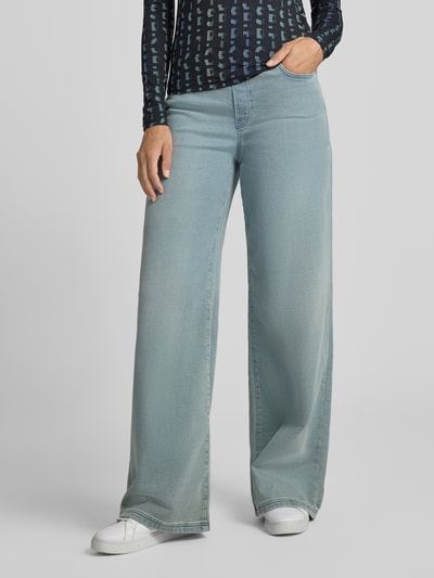 Frauenmodel trägt Wide Fit Jeans aus Baumwoll-Mix von Marc Cain in Hellblau mit elastischem Bund und Eingrifftaschen, Nahaufnahme Unterkörper, Damen Jeans von Marc Cain, elastischer Baumwoll-Mix, Wide Fit, Bundweite 40 cm, Innenbeinlänge 83 cm