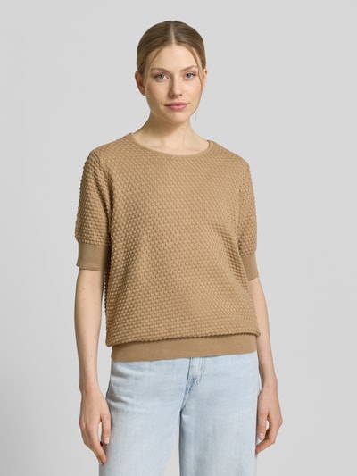 Frauenmodel trägt Strickpullover mit 1/2-Arm Modell 'Dodo' von FREE/QUENT aus reiner Baumwolle mit Strukturmuster, Ganzkörperansicht von vorne.