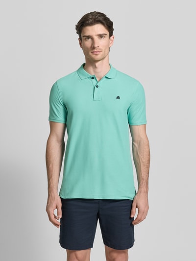 Männermodel trägt Poloshirt mit Logo-Stitching Modell 'PERFORMANCE' von Lerros aus Baumwoll-Mix, Regular-Fit, Polokragen, kurze Knopfleiste, Rückenlänge bei Größe M 73 cm, Ganzkörperansicht von vorne.