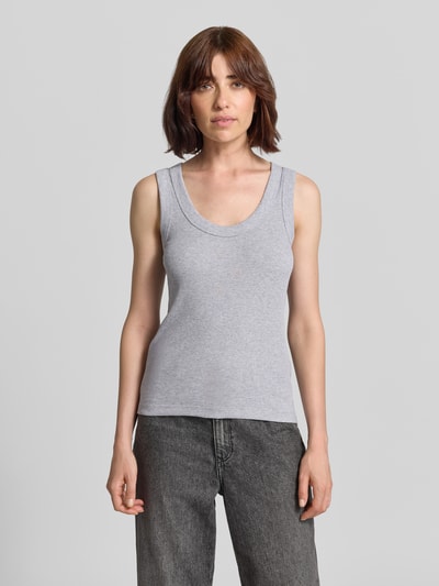 Vrouwenmodel draagt tanktop in riblook Model 'TAVIRA' van DRYKORN, puur katoen, slim fit, ronde hals, ruglengte maat S 53 cm, vooraanzicht volledig lichaam.