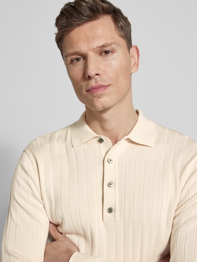 Männermodel trägt gebreide pullover aus puur katoen mit polokraag, slim fit, riblook, elastisch, Profuomo. Nahaufnahme Oberkörper.