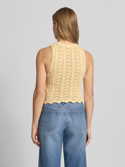 Frauenmodel trägt Stricktop mit Rundhalsausschnitt Modell 'ZURI' von JJXX in Gelb aus Reine Baumwolle, Körpernaher-Schnitt, Rückenlänge 45 cm, Ganzkörperansicht Rückansicht.