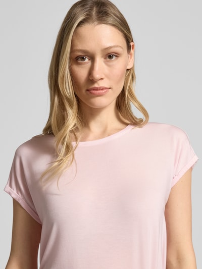 Frauenmodel trägt Relaxed Fit T-Shirt aus Lyocell-Mix Modell 'AVA' von Vero Moda in zartem Rosa, Melange-Optik, Nahaufnahme Oberkörper.