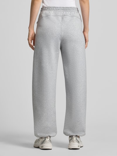 Under Armour Regular Fit Sweathose mit Baumwoll-Anteil Hellgrau Melange 5
