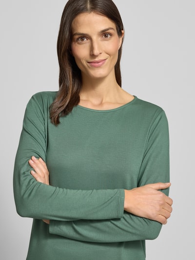 Vrouwenmodel draagt Relaxed Fit Longsleeve uit een viscosemix met boothals van Fynch-Hatton, groen, lange mouwen, close-up bovenlichaam.