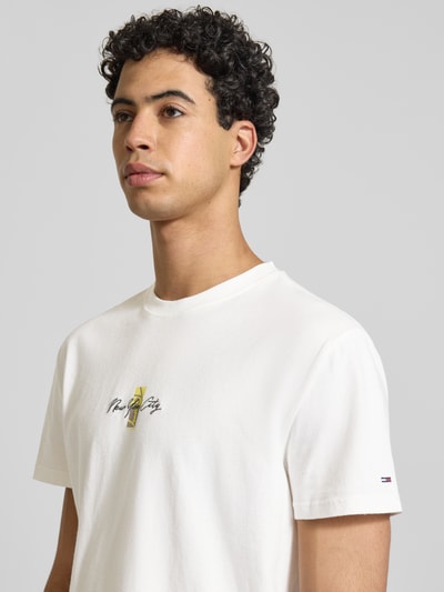 Männermodel trägt Regular Fit T-Shirt aus reiner Baumwolle Modell 'SIGN BLOCK' von Tommy Jeans in Optik: Unifarben, Nahaufnahme Oberkörper.