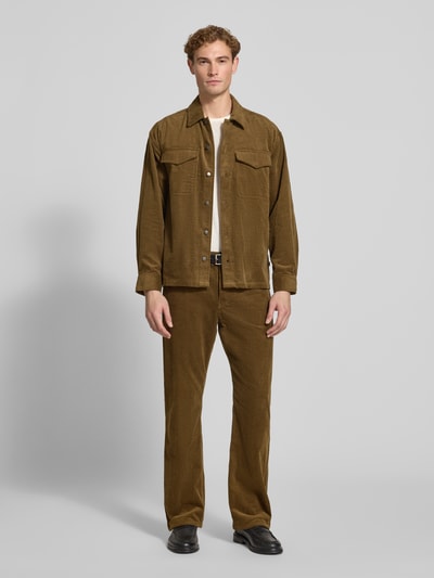 Männermodel trägt Regular Fit Hemdjacke aus Cord Modell 'David' von Wood Wood in Braun, reine Baumwolle, Ganzkörperansicht von vorne.