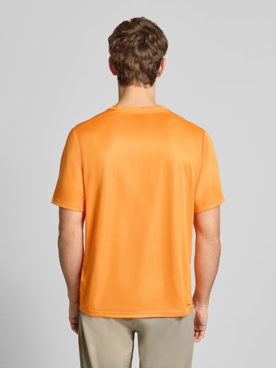 Männermodel trägt T-Shirt mit Logo und Rundhalsausschnitt von adidas Training in Orange, glatte Textur, Regular Fit, Ganzkörperansicht Rückansicht.