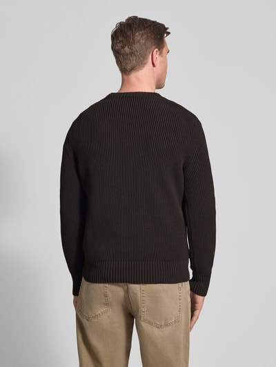 Männermodel draagt Regular Fit Pullover aus Baumwoll-Mix Modell 'COTES PERLES' van Lacoste, look: effen, ribtricot, langemouw, logopatch, ronde hals, rompzoom en mouwboord geribd, materiaalmix katoenmix. Ganzkörperansicht Rückansicht.