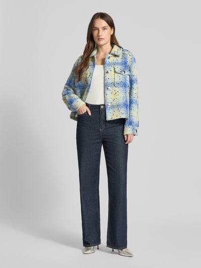 Frauenmodel trägt Regular Fit Jacke mit Woll-Anteil von Rich & Royal, bunte Farben, Umlegekragen, Brusttaschen, Ganzkörperansicht von vorne. Material-Mix, Knopfleiste, Sportmanschetten, Maße: Rückenlänge 56 cm, Schulterbreite 47 cm, Brustweite 53 cm, Ärmellänge 59 cm.