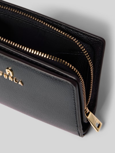 Produktfoto, portfel Portemonnaie mit Label-Detail Modell 'CAMELIA' von FURLA z główną przegrodą na zamek błyskawiczny, detal z logo, liczne wpuszczane przegródki, czarna fakturowana powierzchnia, złote elementy
