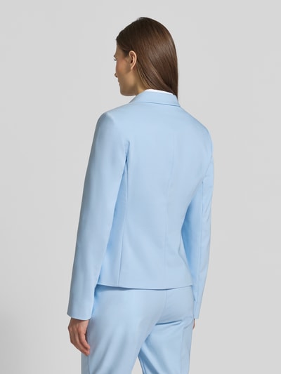 Vrouwenmodel draagt Regular Fit Blazer met katoen-aandeel van s.Oliver BLACK LABEL in effen lichtblauw, reverskraag, lange mouw, aangeduide klepzakken, 2-knoopsluiting, label-applicatie, geheel lichaamsaanzicht achteraan.