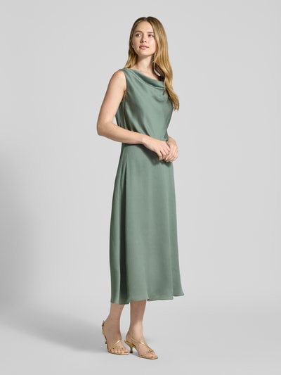Modelka nosi 'Cocktailkleid in Midilänge mit Wasserfall-Ausschnitt' od Swing, zielony, strukturalny wzór, krój slim fit, podszewka, długość midi, wycięcie z tyłu, zamek, Szerokość w rozmiarze 36: 48 cm, Długość pleców w rozmiarze 36: 120 cm, widok całej sylwetki z przodu.