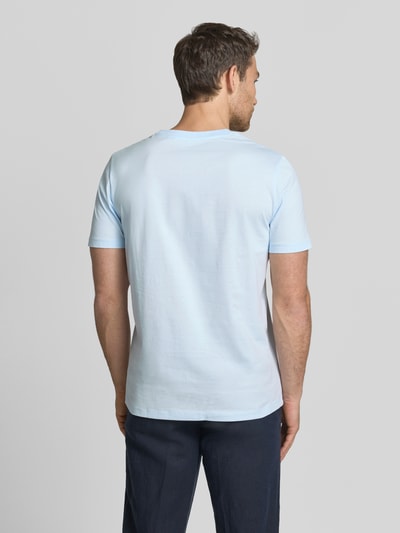 Männermodel trägt Regular Fit T-shirt aus pure katoen in effen kleuren look, labelprint, ronde hals, korte mouw van s.Oliver RED LABEL. Ganzkörperansicht Rückansicht.