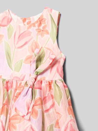 Meisje draagt 'Kleid im Allover-Look mit Schleifen-Applikation' van Mayoral, linnenmix, a-lijn, ronde hals, strikapplicatie, allover bloemenprint, detailopname bovenlichaam.