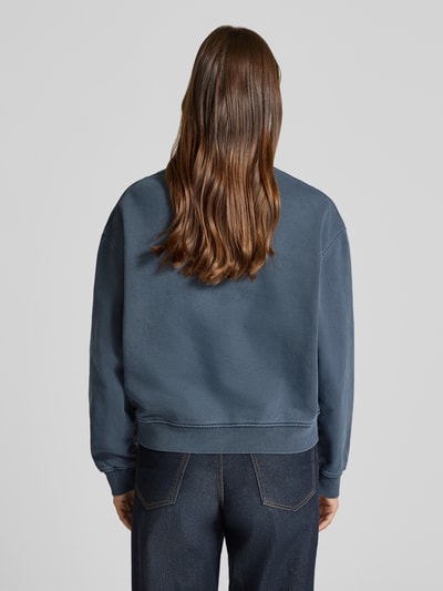 Männermodel trägt Sweatshirt mit Label-Print Modell 'SAVAN' von Samsøe Samsøe aus reiner Baumwolle, proste kolory, gładka faktura, Ganzkörperansicht Rückansicht.