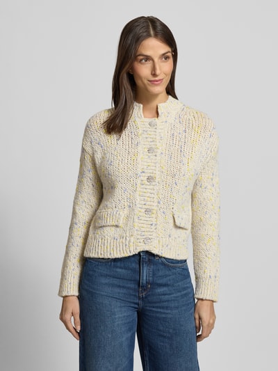 Frauenmodel trägt Strickjacke mit Knopfleiste von Rich & Royal in Creme mit Gelb, Schurwoll-Mix, gerippte Abschlüsse, Ganzkörperansicht von vorne.