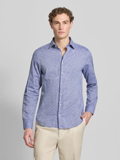Männermodel trägt Slim Fit Freizeithemd mit Leinen-Anteil von Roy Robson in Blau, Leinen-Baumwoll-Mix, Kent-Kragen, Langärmelig, Ganzkörperansicht von vorne