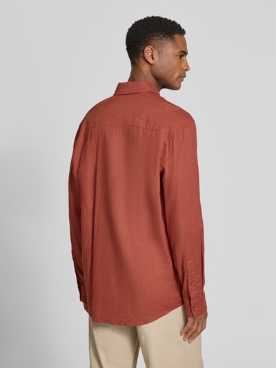 Männermodel trägt Slim Fit Freizeithemd aus Leinen-Baumwoll-Mix Modell 'RAMIS' von Drykorn in Two-Tone-Machart, Rückansicht Ganzkörperansicht. Rückenlänge bei Größe M: 80 cm, Schulterbreite: 46 cm, Ärmellänge: 66 cm.