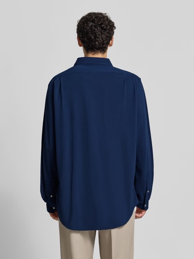 Männermodel trägt Slim Fit Freizeithemd aus reiner Baumwolle von Polo Ralph Lauren in Dunkelblau, glatte Textur, Ganzkörperansicht Rückansicht.