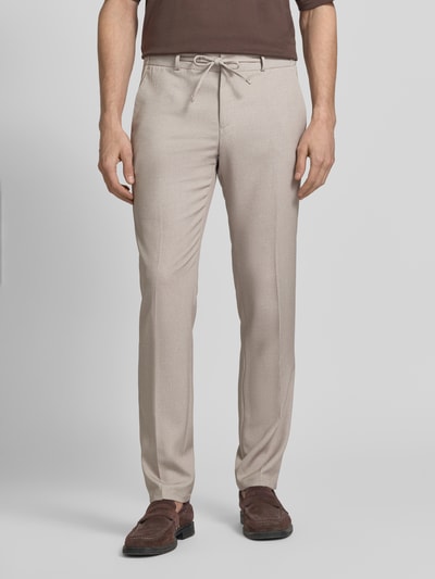 Männermodel trägt Hose mit Bügelfalten und Schnürung Modell 'SpartaFlex' von Zuitable, Material-Mix mit Viskose-Anteil, Slim-Fit, Beige, Ganzkörperansicht von vorne.