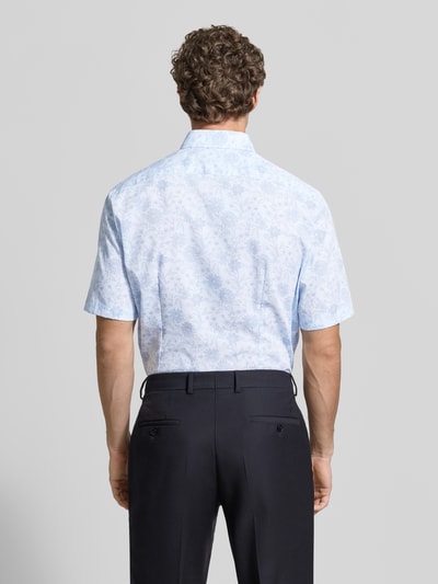 Męski model nosi Modern Fit Business-Hemd mit Kentkragen od OLYMP, jasnoniebieski florystyczny wzór, bawełna, krój modern fit, zaokrąglony dół, długość tyłu w rozmiarze 40: 81 cm, szerokość ramion w rozmiarze 40: 49 cm, długość rękawa w rozmiarze 40: 27 cm, widok całej sylwetki z tyłu.