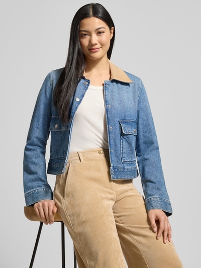 Vrouwenmodel draagt Regular Fit Corduroy broek met riemlussen Model 'C_TACODI' van BOSS Oranje, look: effen, 5-pocketmodel, corduroy details, knoop- en ritssluiting, labelpatch, hele lichaam vooraanzicht.