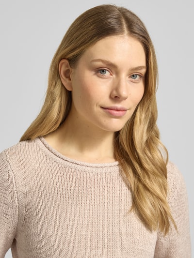 Frauenmodel trägt Regular Fit Pullover in Strick-Optik von Betty Barclay in Beige mit Rundhalsausschnitt, Nahaufnahme Oberkörper, Damen, 3/4-Arm, Rückenlänge 51 cm, Ärmellänge 43 cm, Größe 36, feine Strick-Textur.