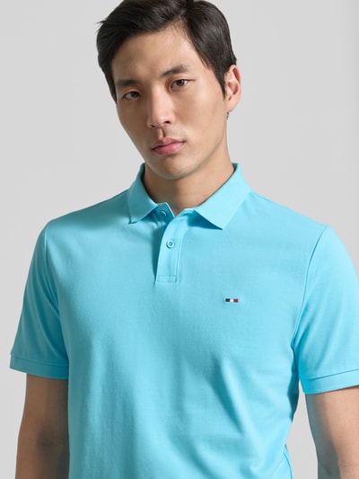 Mannelijk model draagt Regular Fit poloshirt met logo-stitching van HECHTER PARIS, puur katoen, structuurpatroon, polokraag, met korte mouwen, ruglengte bij maat M 66 cm, Nahaufnahme Oberkörper.