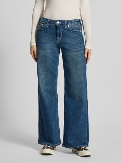 Frauenmodel trägt Jeans mit weitem Bein Modell 'BOBBY BAGGY' von TRUE RELIGION, blauer Baumwoll-Elasthan-Mix, Used-Look, Eingrifftaschen, Ganzkörperansicht von vorne.