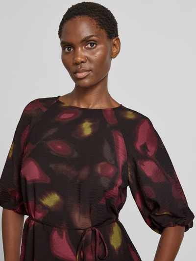 Frauenmodel trägt Knielanges Kleid aus Viskose-Mix mit Strukturmuster von zero, taillierte Passform, 1/2-Arm, Rundhalsausschnitt, Nahaufnahme Oberkörper.