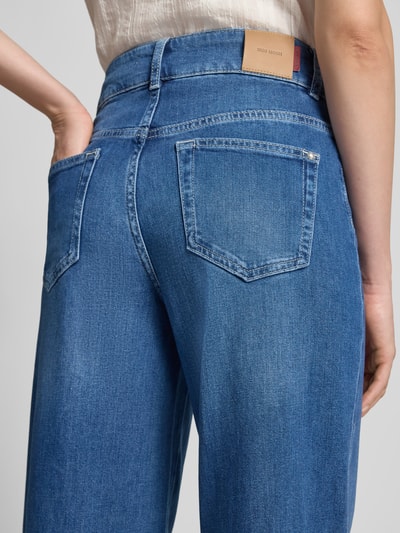 Frauenmodel trägt Flared Jeans mit Pattentaschen Modell 'Colette Nagato' von MOS MOSH in Blau, Baumwoll-Elasthan-Mix, Detailaufnahme Rückansicht.