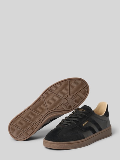 Produktfoto, zwarte sneakers van echt leer model 'Cuzima' van GANT met bruine zool, dames sneakers