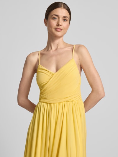 Frauenmodel trägt Abendkleid mit Drapierungen Modell 'Cathleen' von GUIDO MARIA KRETSCHMER WOMAN, gelber Chiffon, Taillierter Schnitt, Maxikleid, V-Ausschnitt, verstellbare Spaghettiträger, Ganzkörperansicht von vorne.
