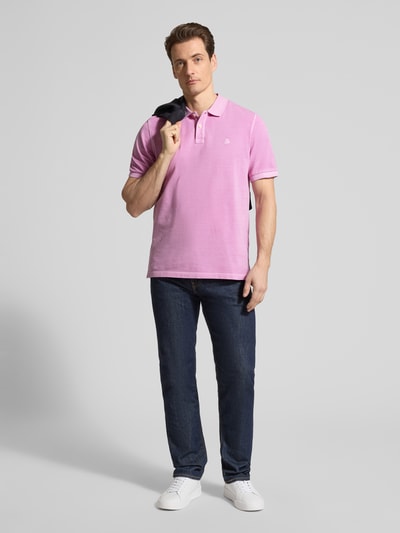 Männermodel trägt Regular Fit Poloshirt aus reiner Baumwolle von Marc O'Polo, unifarbenes Pink, Piqué-Struktur, Logo-Stitching, Ganzkörperansicht von vorne.
