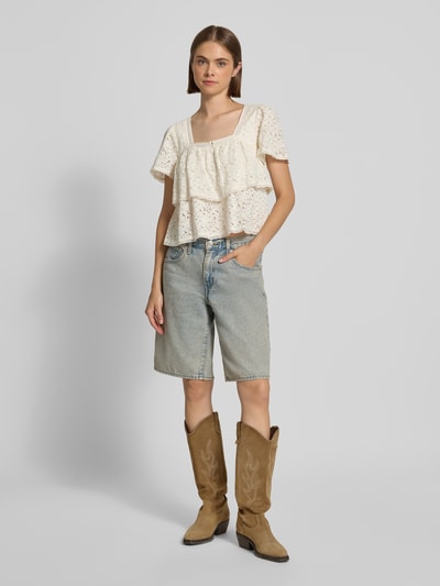 Kobiece modelka nosi Boxy Fit Blusentop aus Baumwoll-Mix in Spitzen-Optik Modell 'DOM' von Levi's® 300, kremowy, imitacja koronki, Ganzkörperansicht von vorne.