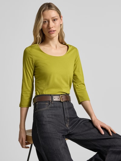 Vrouwenmodel draagt t-shirt met 3/4-mouw model 'Pylle' van Soyaconcept, katoenmix met stretch, slim fit, ronde hals, ruglengte bij maat S 61 cm, close-up bovenlichaam vooraanzicht