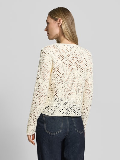 Frauenmodel trägt Strickjacke mit Rundhalsausschnitt und Knopfleiste von Emporio Armani, Baumwoll-Mix, Slim-Fit, Rückenlänge 51 cm, Ärmellänge 62 cm, cremefarbene Spitze, Ganzkörperansicht Rückansicht.