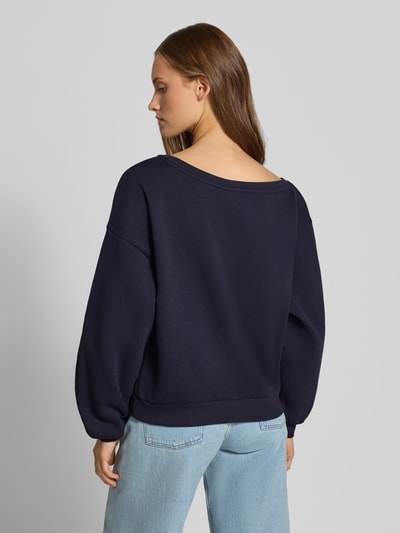 Frauenmodel trägt Loose Fit Sweatshirt aus Baumwoll-Mix Modell 'RHINA' von ONLY in Dunkelblau, grob strukturierte Oberfläche, Ganzkörperansicht Rückansicht. Damen Sweatshirt von ONLY.