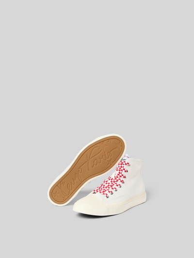 Produktfoto, High-Top-Sneaker mit Label-Patch von Kenzo in Weiß mit roten kontrastiven Schnürsenkeln, abgerundete Form, strukturierte Sohle, Schnürverschluss