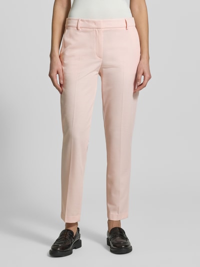 Frauenmodel trägt Hose mit Bügelfalten von Christian Berg Woman Selection in zartem Rosaton, glatte Textur, Nahaufnahme Oberkörper. Material-Mix mit Viskose-Anteil, Regular Fit, Bügelfalten, Gesäßtasche, Bundweite 42 cm, Innenbeinlänge 72 cm bei Größe 36.