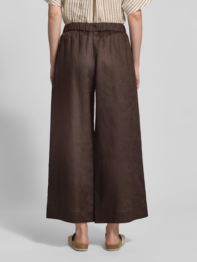 Frauenmodel trägt Culotte aus Leinen mit elastischem Bund Modell 'CANNETI' von MM by Max Mara in Dunkelbraun, Wide Leg Fit, Ganzkörperansicht Rückansicht.
