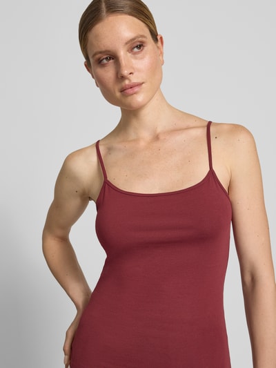 Frauenmodel trägt Regular Fit Trägertop aus Baumwoll-Mix von s.Oliver RED LABEL, Optik: Unifarben, Karree-Ausschnitt, verstellbare Spaghettiträger, Nahaufnahme Oberkörper.