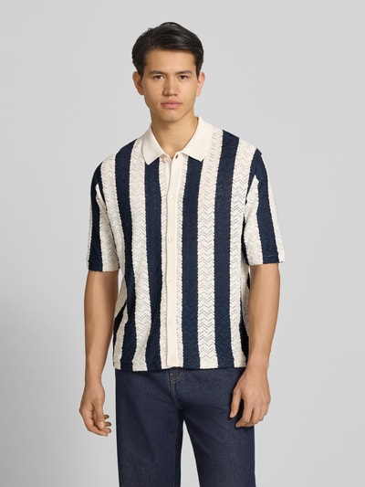 Männermodel trägt Regular Fit Poloshirt mit Knopfleiste Modell 'TYLER' von Jack & Jones, katoenmix, blauw-wit streeppatroon, 1/2-mouw, vooraanzicht bovenlichaam
